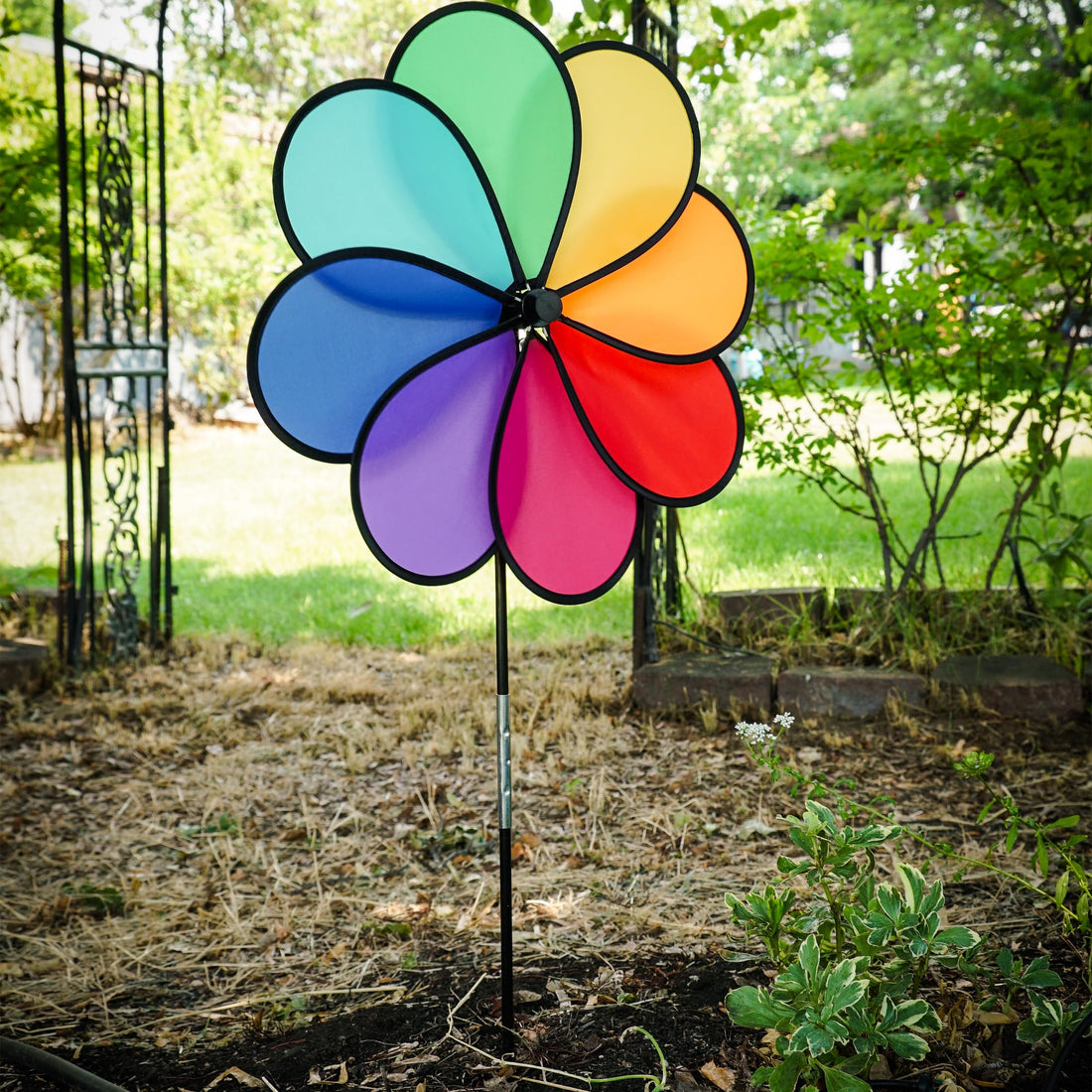 Rainbow Dazy 8-Petal 19" Garden Spinner